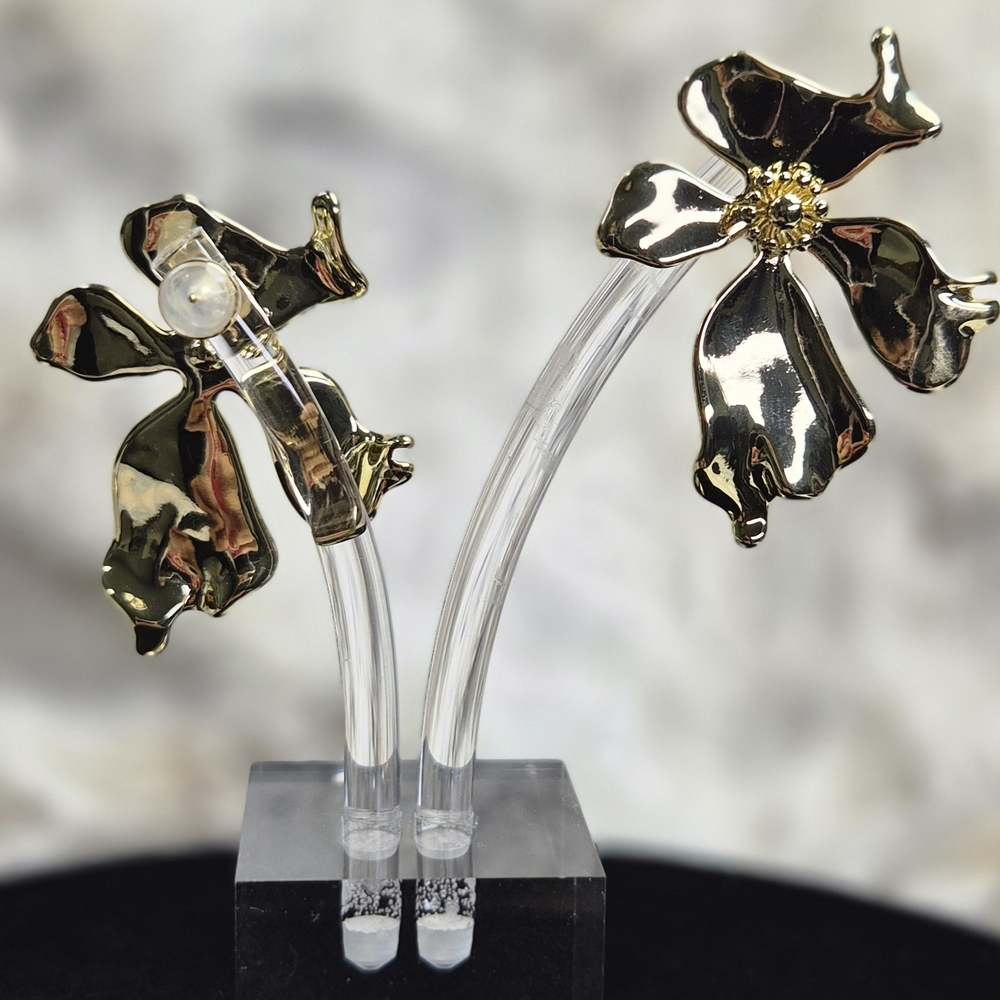 Chic Gold Floral Earrings